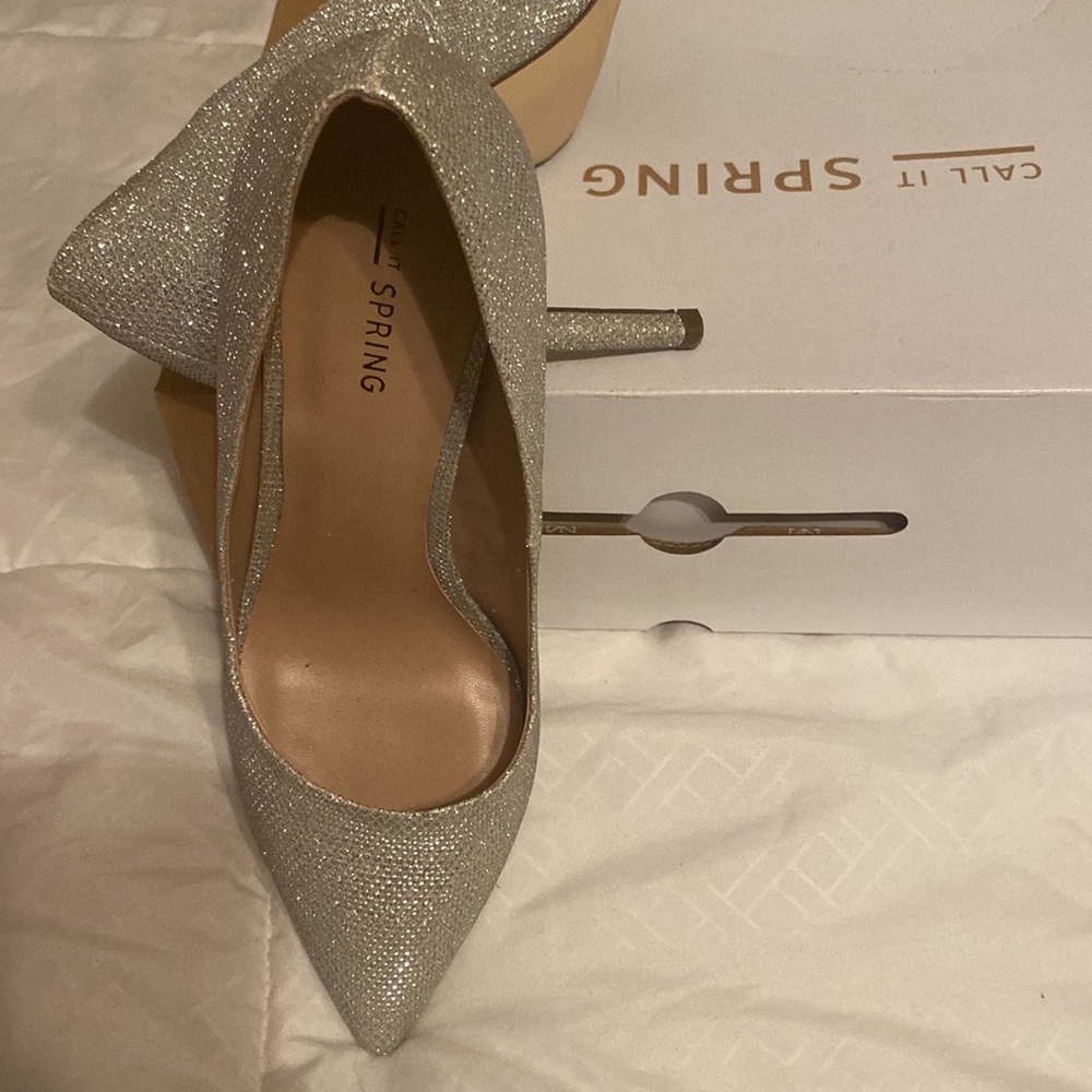 Beautiful Statement Sparkling Silver Pump! - image 4